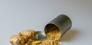 Fresh ginger and ginger powder also known as soonth