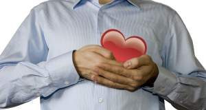 Men on insulin have an increased risk of heart trouble Man holding red heart