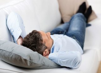 мужчина лежит на диване во время лечения гонореи