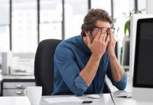 5 steps to help you be mindful at your workplace Stressed man at work / being mindful at work