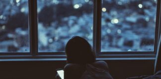 Asthma risk is higher among teens who sleep late Young girl looking at her smartphone in the dark | asthma risk