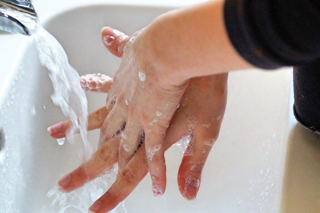 101 lame excuses: Women's hands washed inthe basin