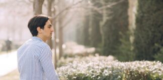 Meditation vs. Trance: Is There a Difference? Man sitting on a park bench, seemingly in meditation